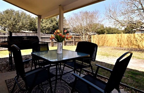 Austin House | Cozy Spacious Corporate Housing 4 BR|2.5 Bath|Loft|Office|Near Tesla