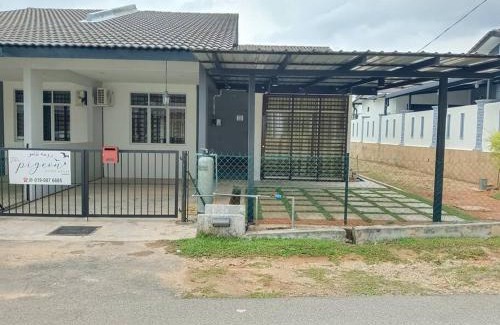 Gambang House | Cozy, Spacious Gambang Homestay
