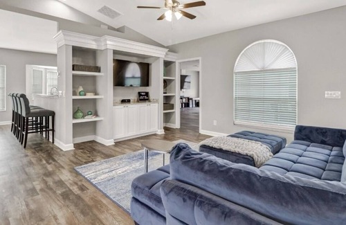 Rural Estates House | Cozy spacious home! Enjoy this entertainers delight.