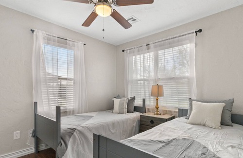 Del City House | Cozy spacious home in Del City