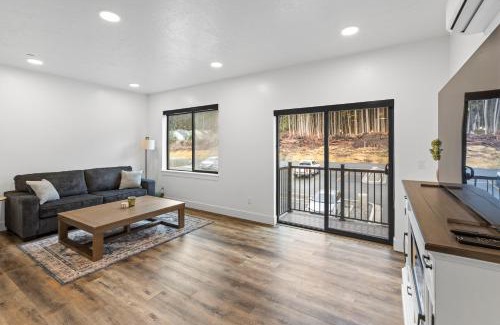 Juneau Apartment | Cozy Spacious Retreat with Fireplace 205