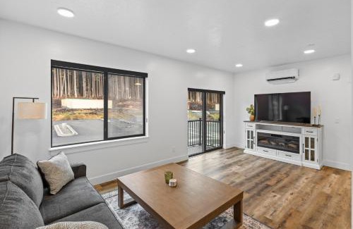 Juneau Apartment | Cozy Spacious Retreat with Fireplace 205