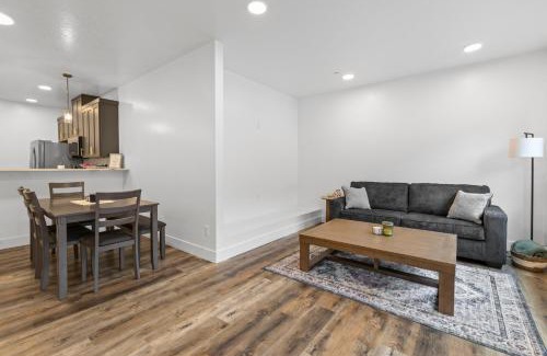 Juneau Apartment | Cozy Spacious Retreat with Fireplace 205