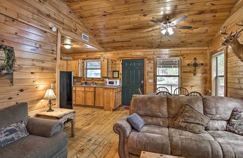 Broken Bow Cabin | Cozy ‘Starlight’ Cabin: 6 Miles to Beavers Bend!