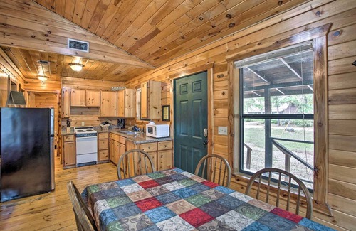 Broken Bow Cabin | Cozy ‘Starlight’ Cabin: 6 Miles to Beavers Bend!