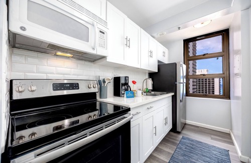 Waikiki Condo | Cozy Stay in Waikiki with Diamond Head Peek & Free Parking