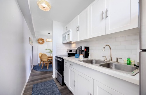 Waikiki Condo | Cozy Stay in Waikiki with Diamond Head Peek & Free Parking