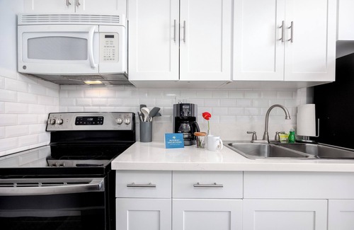 Waikiki Condo | Cozy Stay in Waikiki with Diamond Head Peek & Free Parking