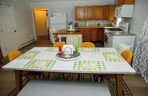 North East House | Cozy stay on 10acres. Walk to the lake any season: Swim, Fish, Wine, Ski, Relax.