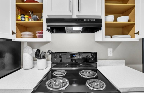 Mission Apartment | Cozy Stay Power Light Area Pool w Free Parking