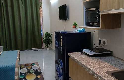 Greater Noida Apartment | Cozy Staycation Gaur City Center Noida
