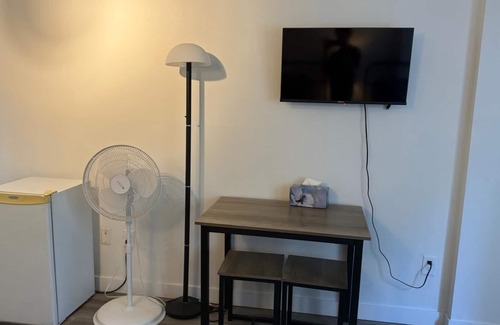 Eau Claire Apartment | Cozy Studio | 2 Twin Beds, Steps from Bow River