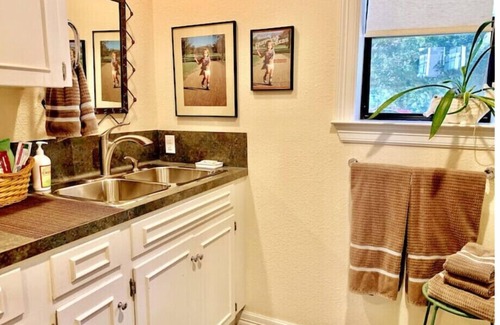 Bouldin Apartment | ❤️Cozy Studio 5 Min 2 DT > Home-Baked Bread > Fab Massage Chair > Screened Porch