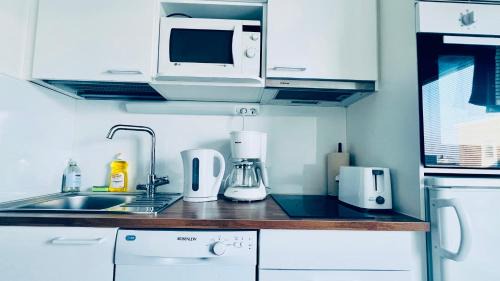 Vantaa Apartment | Cozy studio apartment 6 mins by Train to Airport