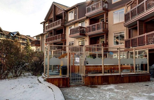 Canmore Apartment | Cozy Studio Apartment in award-winning Falcon Crest Lodge Canmore/Banff