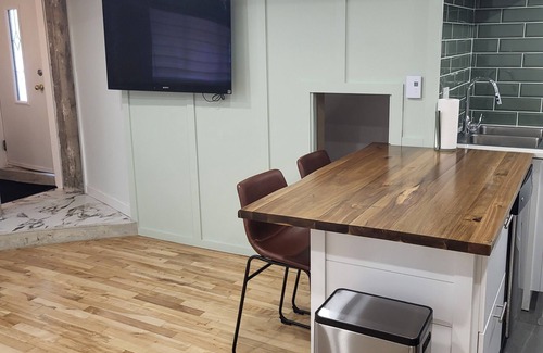 Nouveau-Rosemont Apartment | Cozy studio appartement in New Rosemont neighborhood near public transit.