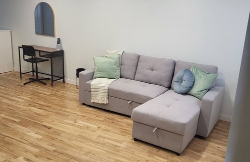 Nouveau-Rosemont Apartment | Cozy studio appartement in New Rosemont neighborhood near public transit.