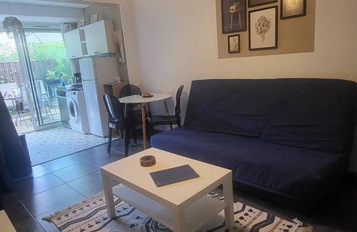 La Grande-Motte Apartment | cozy studio cabin, 4 people, private garden, near beach
