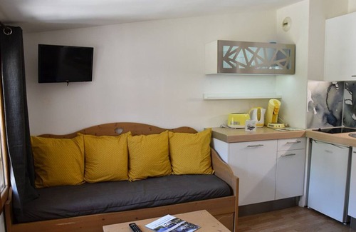 Montgenevre Apartment | Cozy Studio Cabin Opposite Montgenèvre Slopes with Wi-Fi and Ski Locker