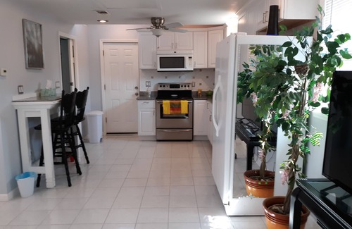 The Hill House | Cozy Studio Cottage on "The Hill," walkably close to everything! The Zoo, Park!