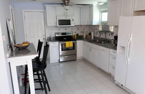 The Hill House | Cozy Studio Cottage on "The Hill," walkably close to everything! The Zoo, Park!