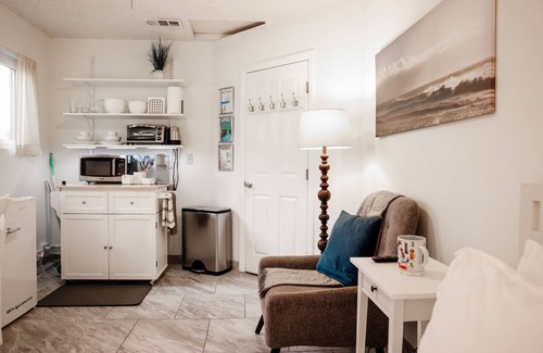 Torrance Apartment | Cozy Studio/Fast WiFi/10 Minutes from Beach