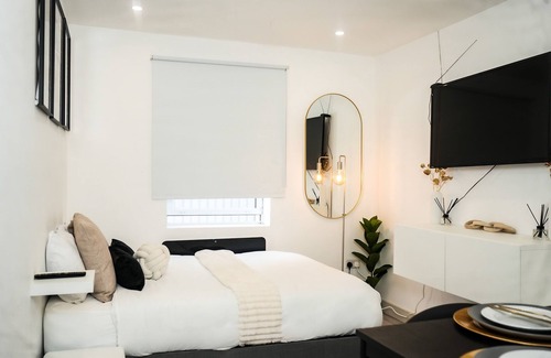 Sutton Central House | Cozy studio flat/family and pet friendly!