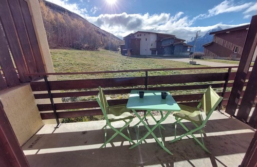 Mont-de-Lans Apartment | Cozy Studio for 4 at Les Deux Alpes - Ski-In/Ski-Out, 24m², Balcony, Village 1800