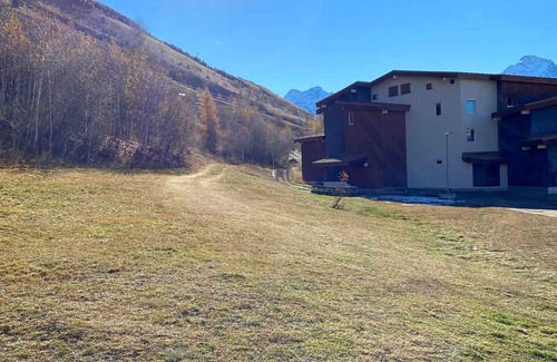 Mont-de-Lans Apartment | Cozy Studio for 4 at Les Deux Alpes - Ski-In/Ski-Out, 24m², Balcony, Village 1800