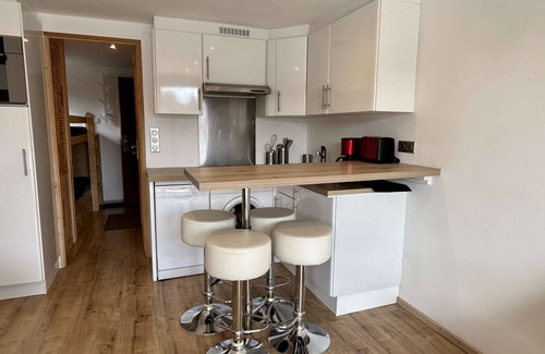 Jeux Apartment | Cozy Studio for 4 in Alpe d'Huez Center – Near Slopes & Amenities, South-Facing Terrace