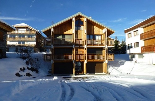 Jeux Apartment | Cozy Studio for 4 in Alpe d'Huez Center – Near Slopes & Amenities, South-Facing Terrace
