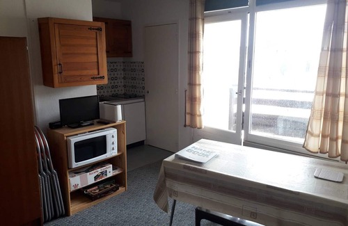 Arette Apartment | Cozy Studio for 6 with Balcony, Near Slopes & Shops, Arette
