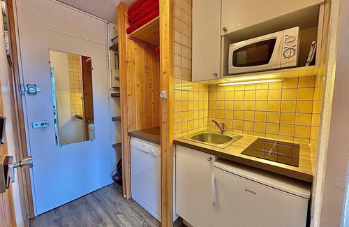 Les Menuires Apartment | Cozy Studio for Couples, Ski-In/Ski-Out Access, Central Les Menuires