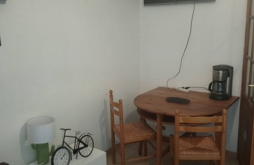 Camaret-sur-Aigues Apartment | Cozy studio in Provence.