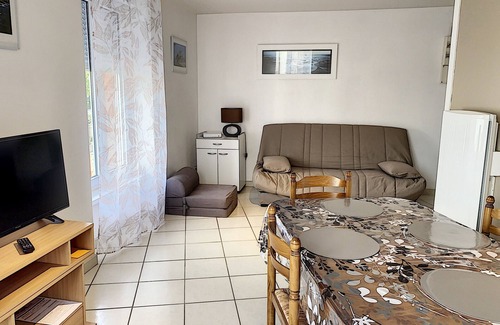 Saint-Pair-sur-Mer Apartment | Cozy Studio 100m from Beach with Free Wifi, Near Shops in Saint-Pair-sur-Mer