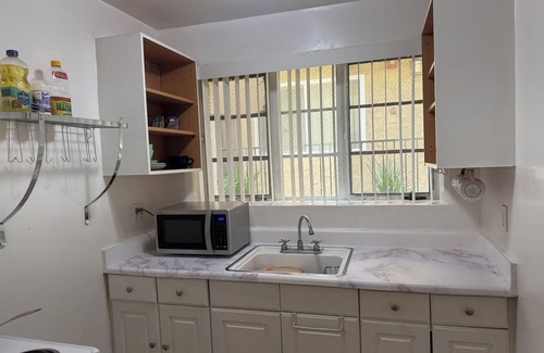 Wilshire Montana Apartment | Cozy studio home in Santa Monica