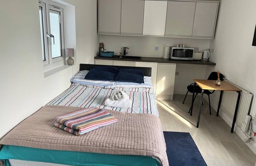 Goodmayes Apartment | Cozy Studio in Dagenham, London