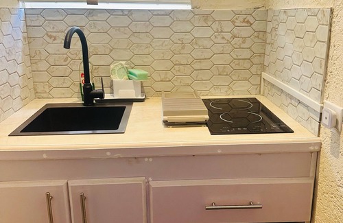 White Hill Apartment | Cozy studio in lovely Saint Thomas with fitness room, AC, WiFi, swimming pool