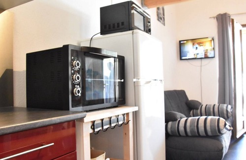 Les Ayguades Apartment | Cozy Studio Mezzanine with A/C, BBQ, Near Beach & Shops - Sleeps 4, Gruissan