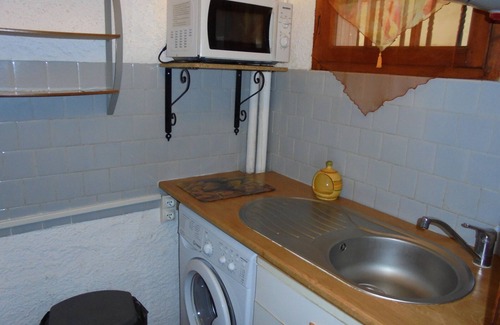 Argeles Plage Apartment | "Cozy Studio Near Beach with Free Parking, Balcony & WiFi"