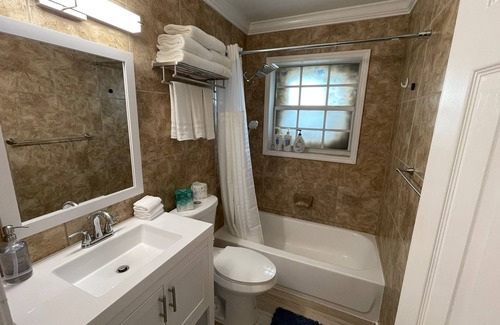 Poinsettia Heights Apartment | Cozy Studio Near Beach Comfy Bed