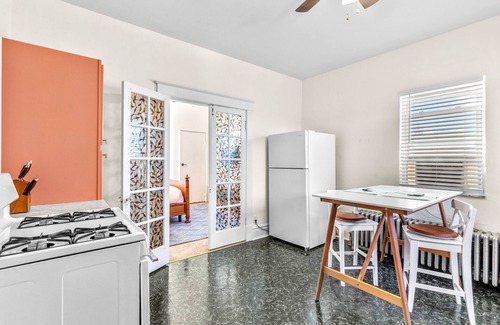 The Hill Apartment | Cozy Studio★Nurses/Profs★Great Neighborhood★W/D★Parking