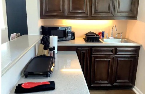 Northside House | Cozy Studio on Large Lot, Near Downtown and IAH!