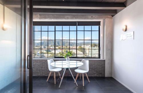 Petone Apartment | Cozy Studio - Private Balcony Bath and Tub