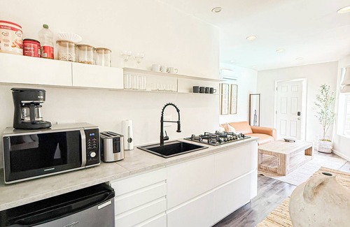 Ladera Heights Apartment | Cozy Studio Retreat with Pool – Steps from SoFi Stadium MK4-LAD