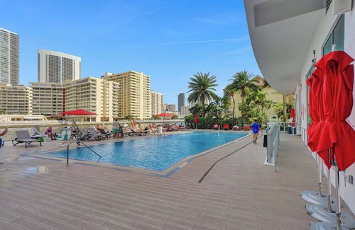 Hallandale Beach Apartment | Cozy Studio Room Resort Amenities Beach Pool Gym