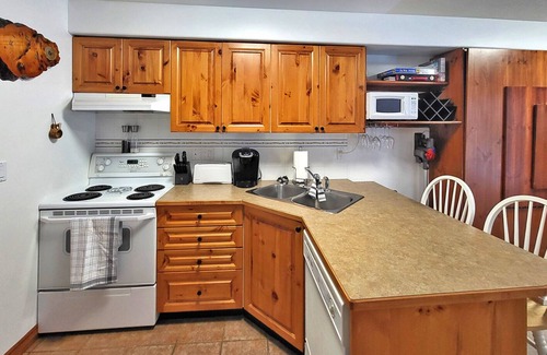 Sun Peaks House | Cozy Studio Unit Next to Rink and Village and Easy Ski Access with Private Hot Tub