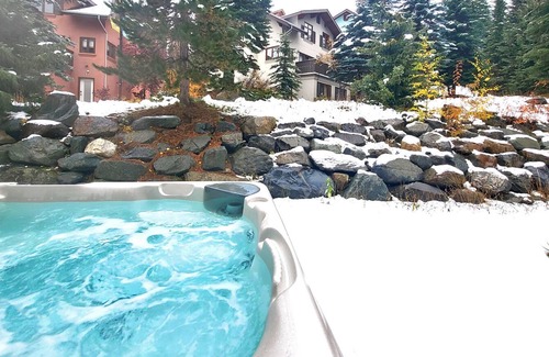Sun Peaks House | Cozy Studio Unit Next to Rink and Village and Easy Ski Access with Private Hot Tub