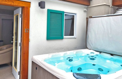 Sun Peaks House | Cozy Studio Unit Next to Rink and Village and Easy Ski Access with Private Hot Tub
