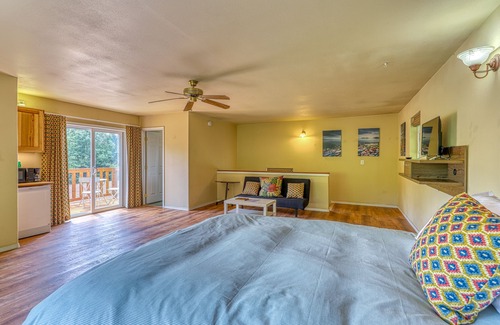 Covington Apartment | Cozy studio w/ a private entrance, free WiFi, Netflix, & furnished deck